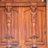 Foto 6. La particolarit�  del portone con cornice ad arco ribassato � rappresentata da una decorazione a intaglio che raffigura sulle ante due sfingi circondate da cornici (Foto di Antonio Caradonna)